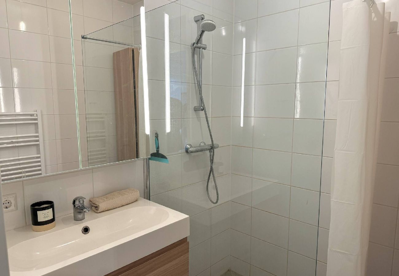 Appartement in Den Haag - Comfortable 2BR City Apt. with balcony + parking 