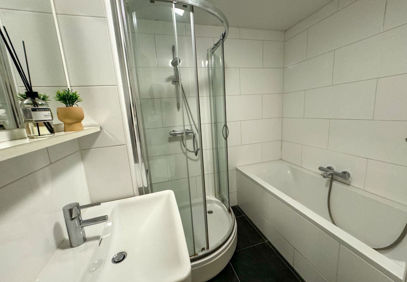 Appartement in Amsterdam - Cozy & Central,  Local 2BR. Apartment with balcony
