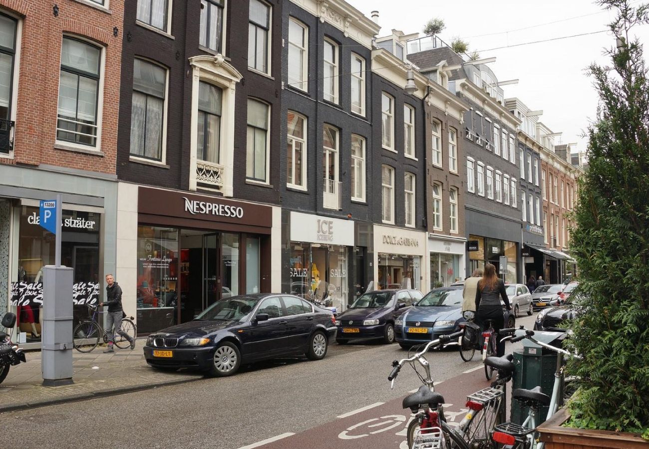 Appartement in Amsterdam - Super apt. next to Vondelpark with Balcony + 2 Bed