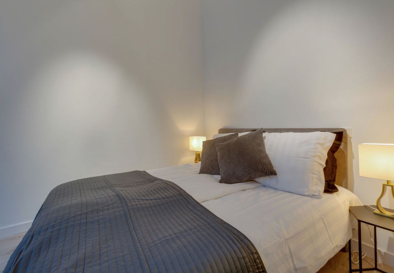 Appartement in Amsterdam - Super apt. next to Vondelpark with Balcony + 2 Bed