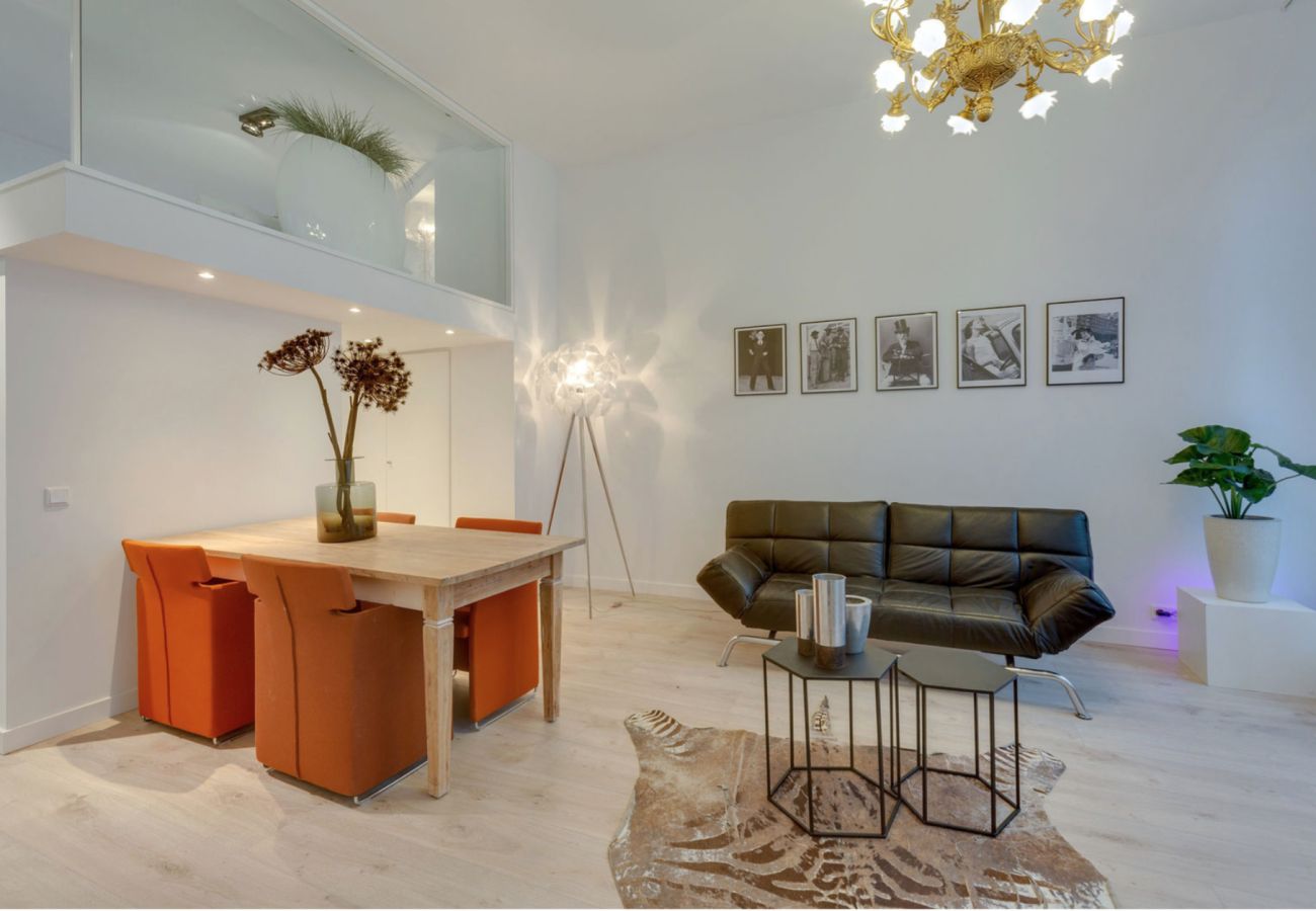 Appartement in Amsterdam - Super apt. next to Vondelpark with Balcony + 2 Bed