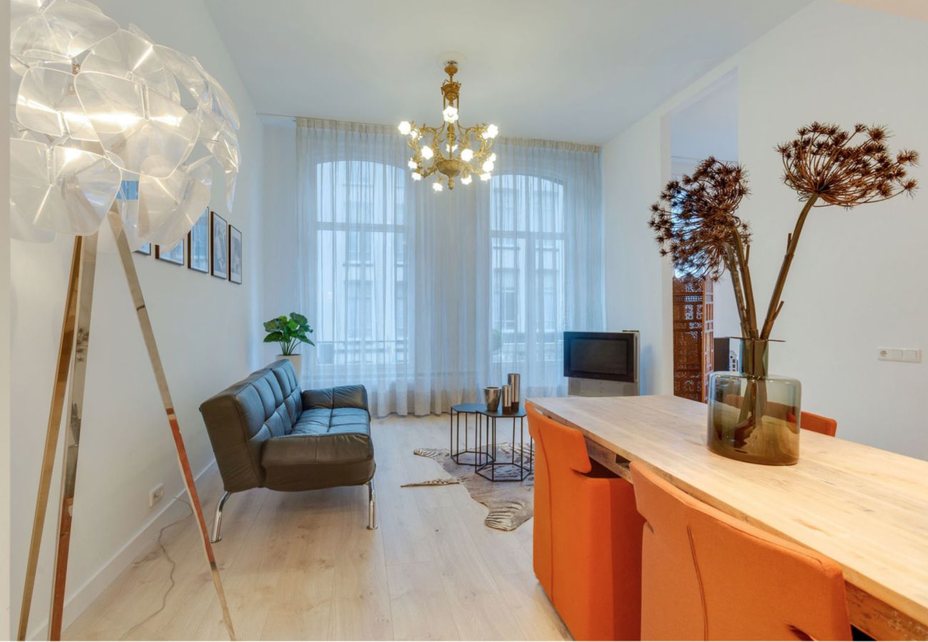 Appartement in Amsterdam - Super apt. next to Vondelpark with Balcony + 2 Bed