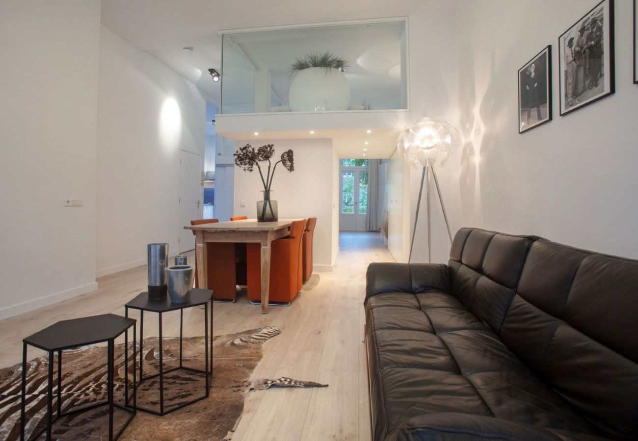 Appartement in Amsterdam - Super apt. next to Vondelpark with Balcony + 2 Bed