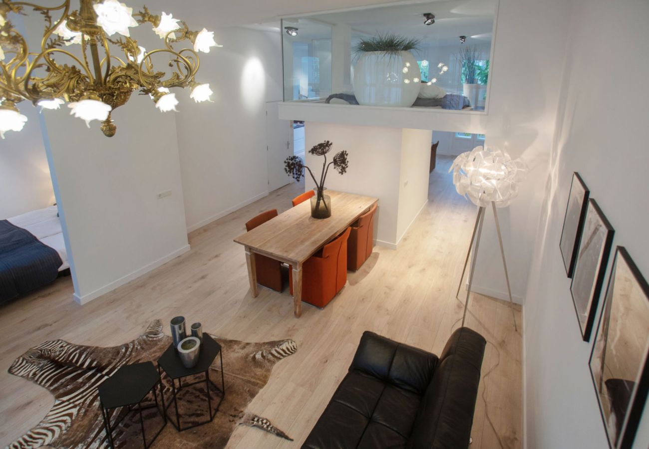 Appartement in Amsterdam - Super apt. next to Vondelpark with Balcony + 2 Bed