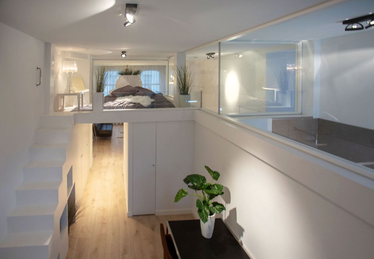 Appartement in Amsterdam - Super apt. next to Vondelpark with Balcony + 2 Bed