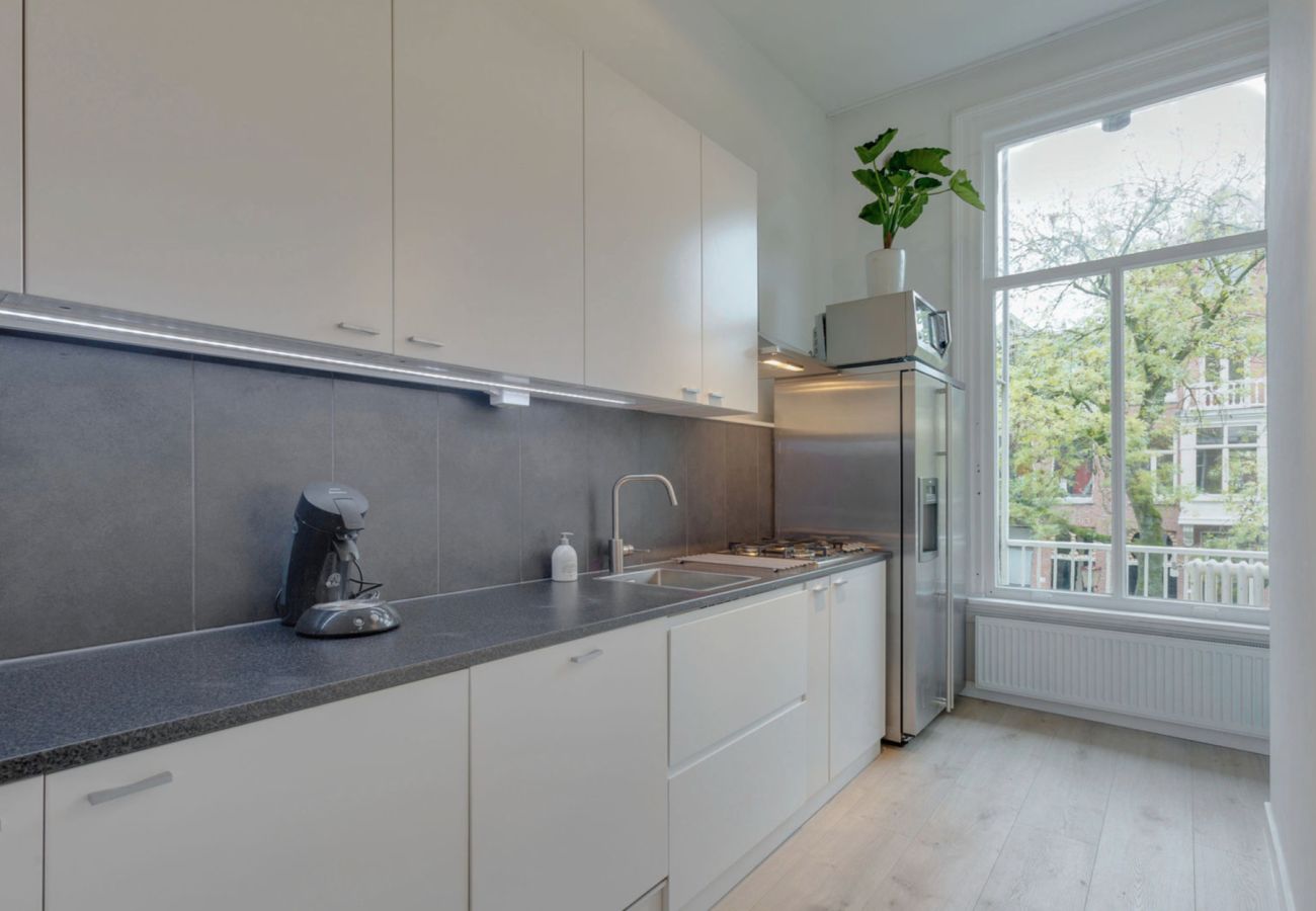 Appartement in Amsterdam - Super apt. next to Vondelpark with Balcony + 2 Bed