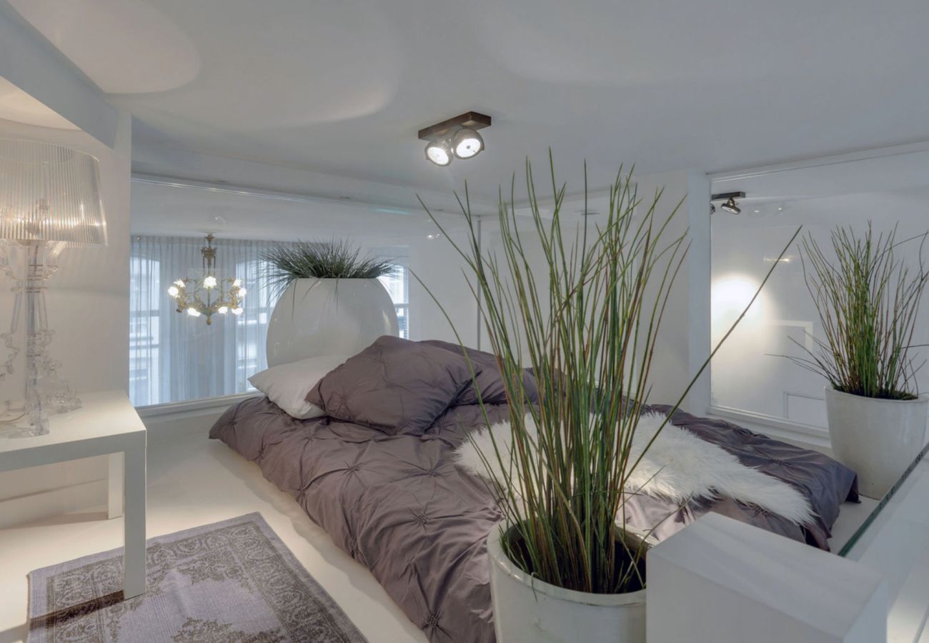 Appartement in Amsterdam - Super apt. next to Vondelpark with Balcony + 2 Bed