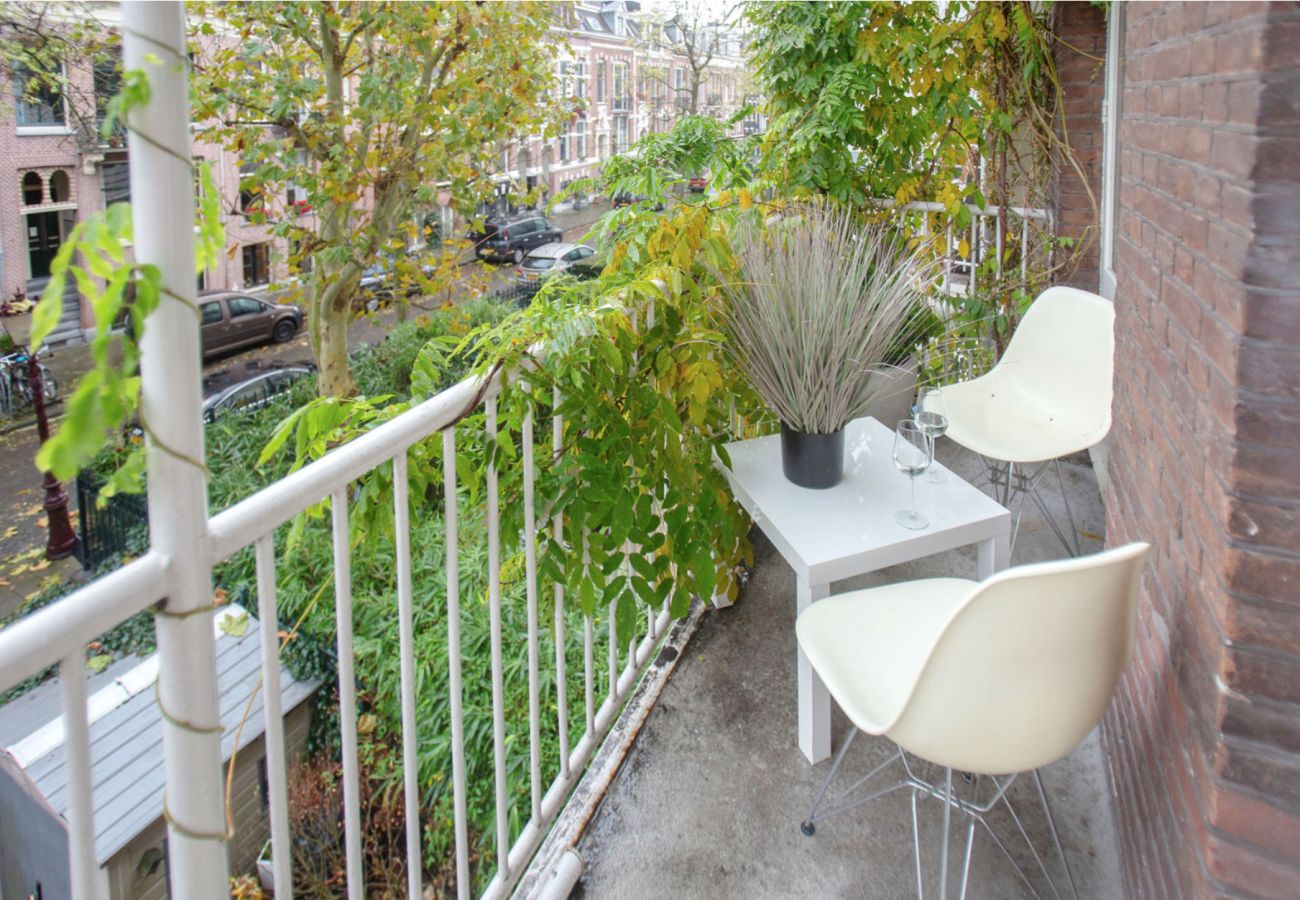Appartement in Amsterdam - Super apt. next to Vondelpark with Balcony + 2 Bed