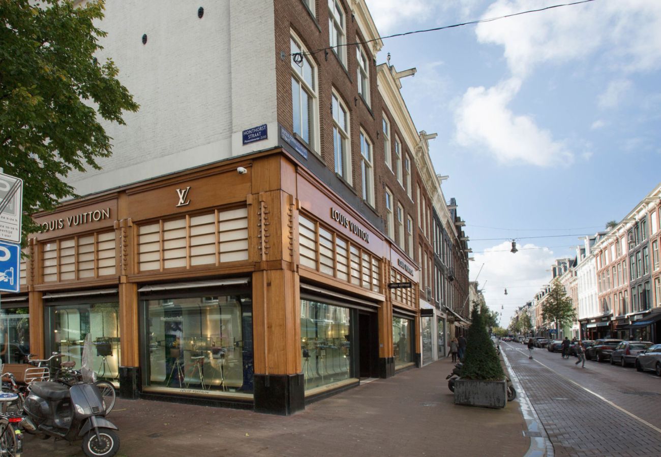 Appartement in Amsterdam - Super apt. next to Vondelpark with Balcony + 2 Bed