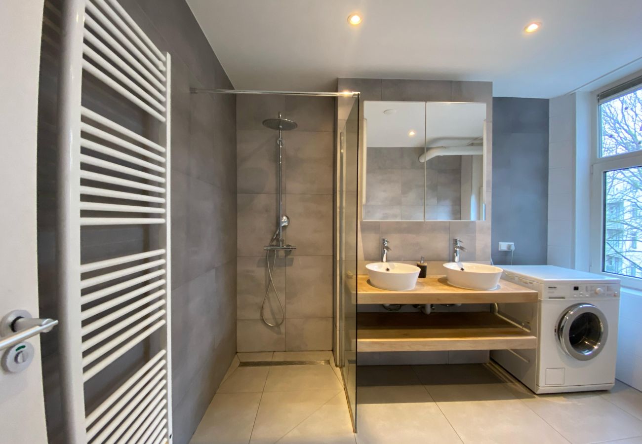 Appartement in Amsterdam - 3 BR. Apt in east with optional parking