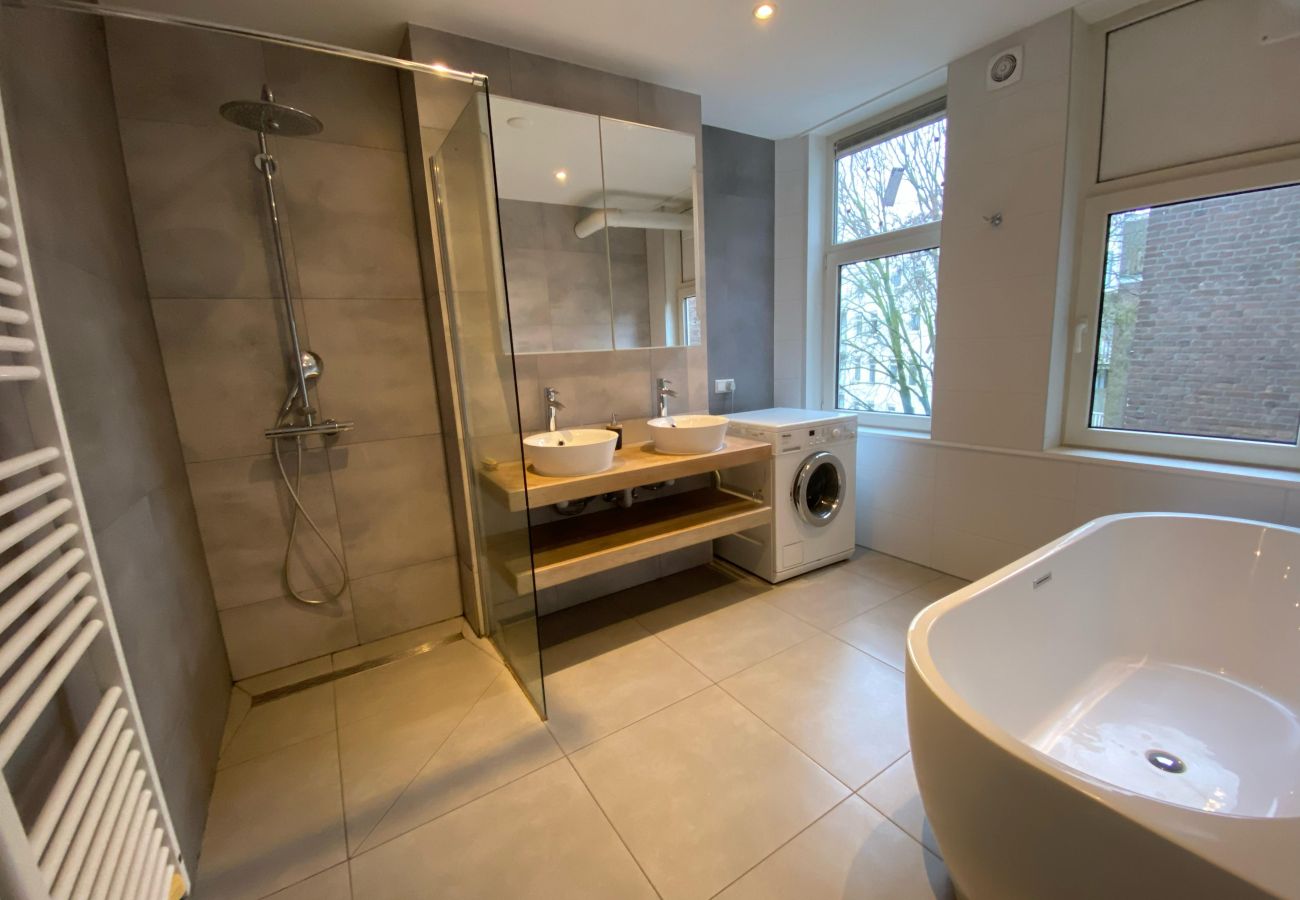 Appartement in Amsterdam - 3 BR. Apt in east with optional parking