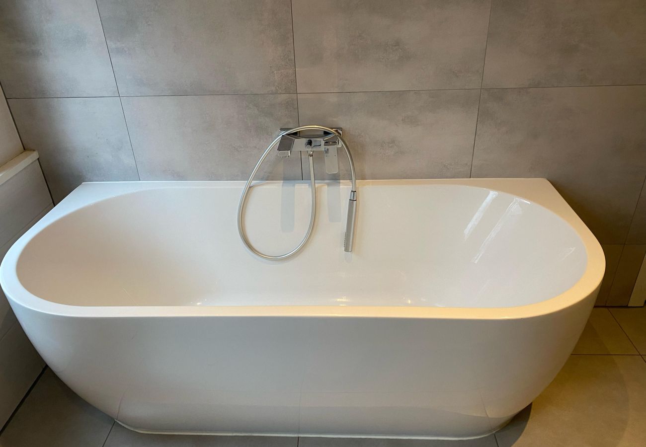 Appartement in Amsterdam - 3 BR. Apt in east with optional parking