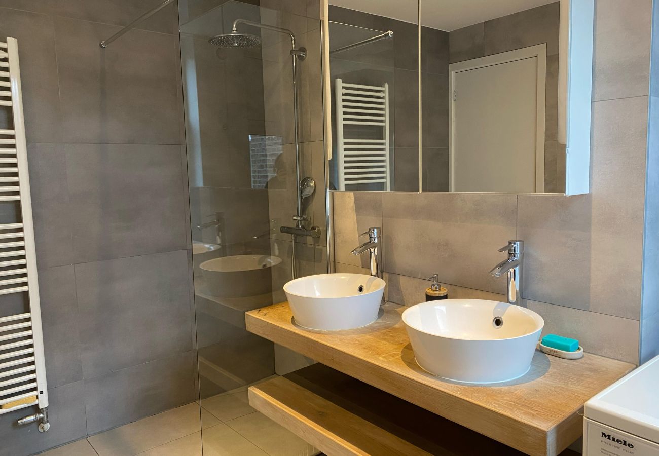 Appartement in Amsterdam - 3 BR. Apt in east with optional parking