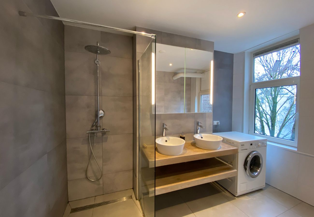 Appartement in Amsterdam - 3 BR. Apt in east with optional parking