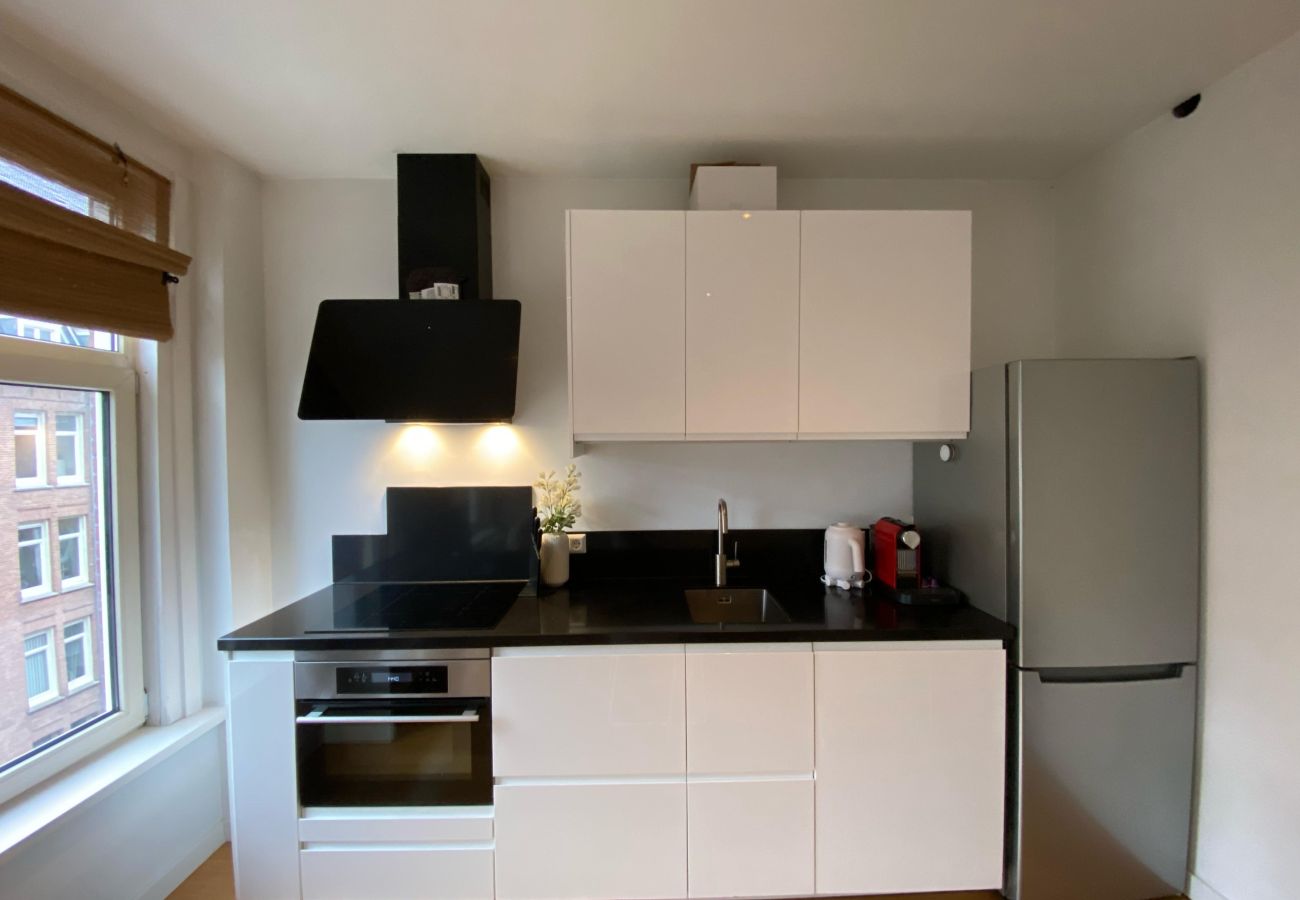 Appartement in Amsterdam - 3 BR. Apt in east with optional parking