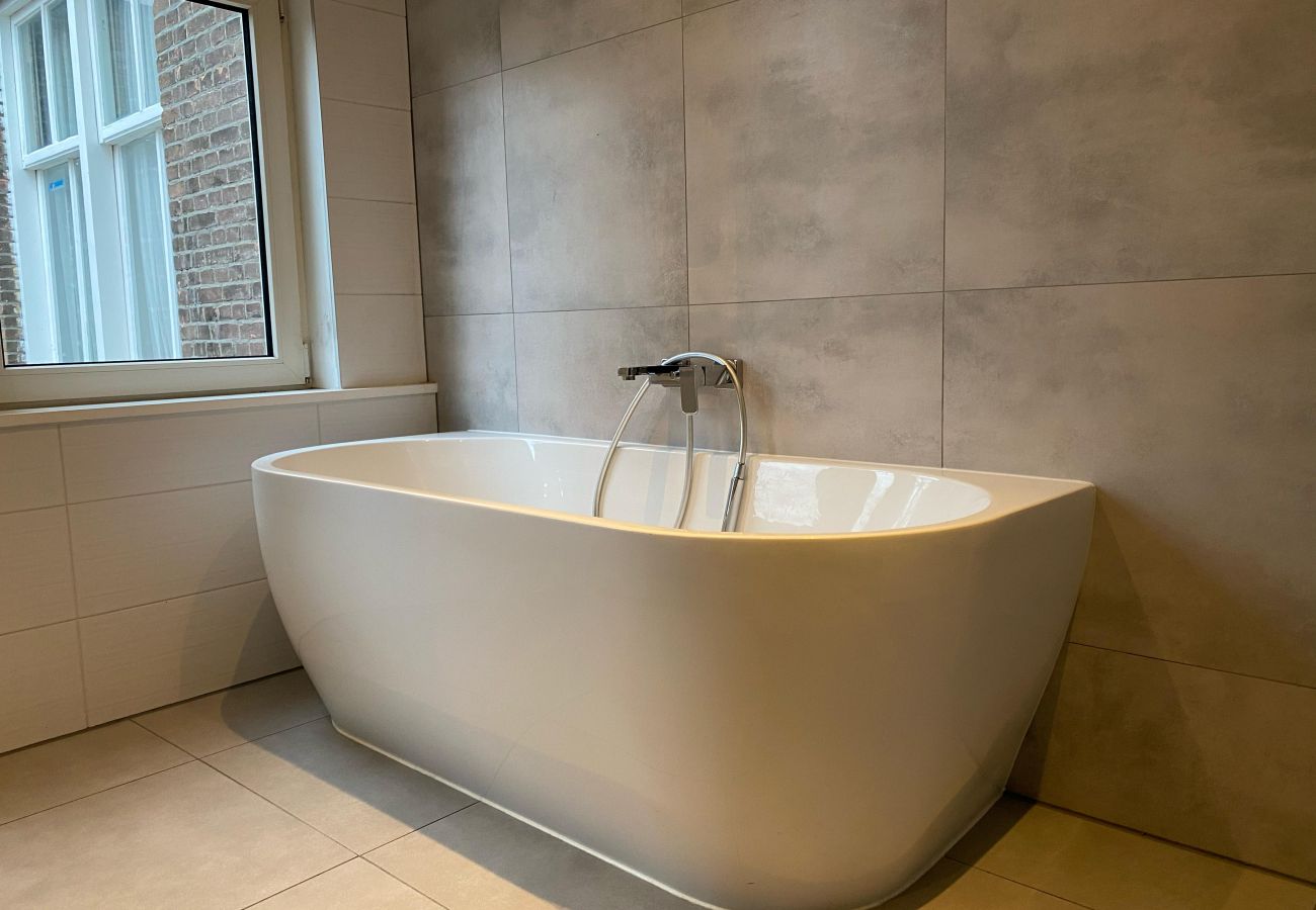 Appartement in Amsterdam - 3 BR. Apt in east with optional parking