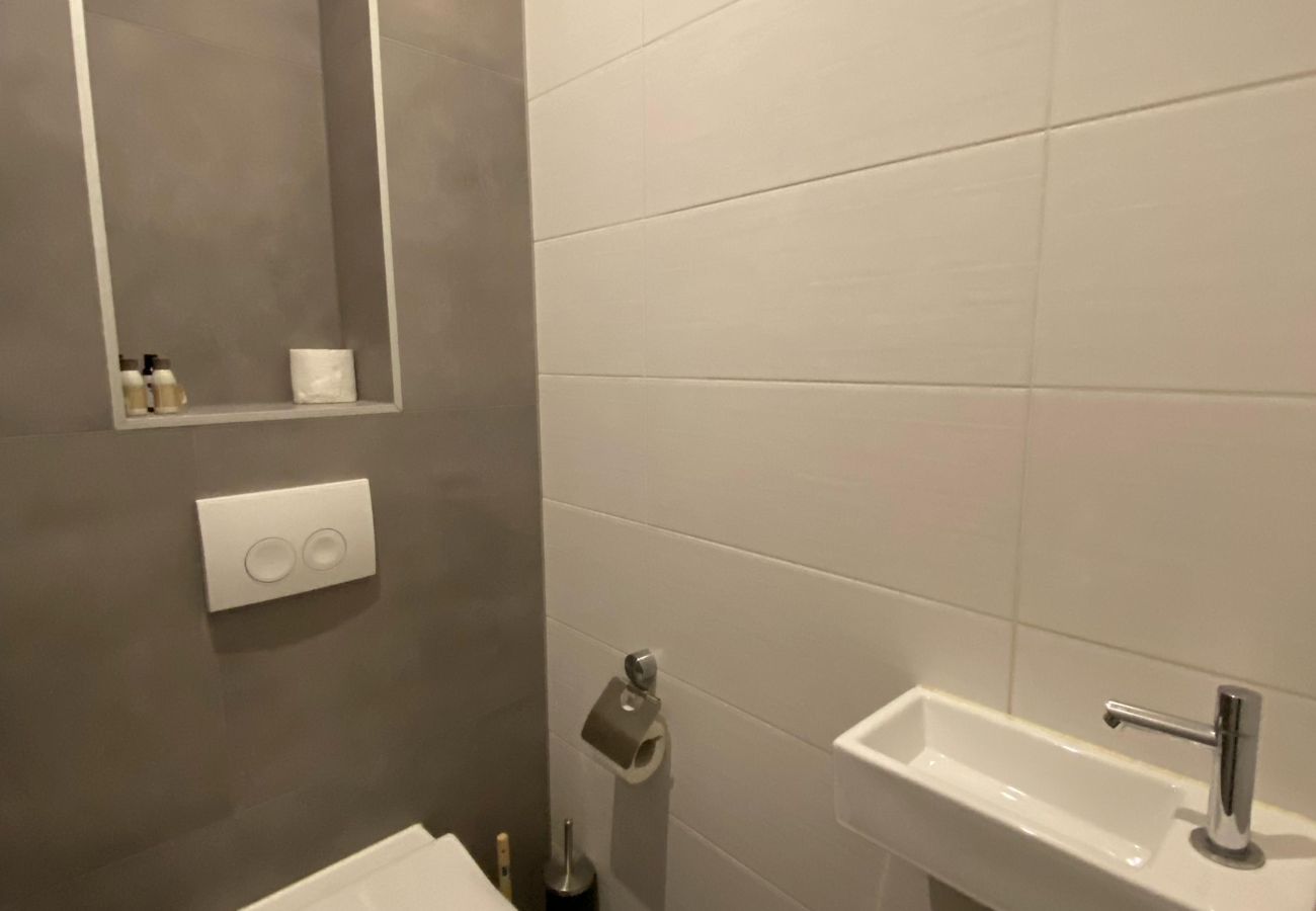 Appartement in Amsterdam - 3 BR. Apt in east with optional parking