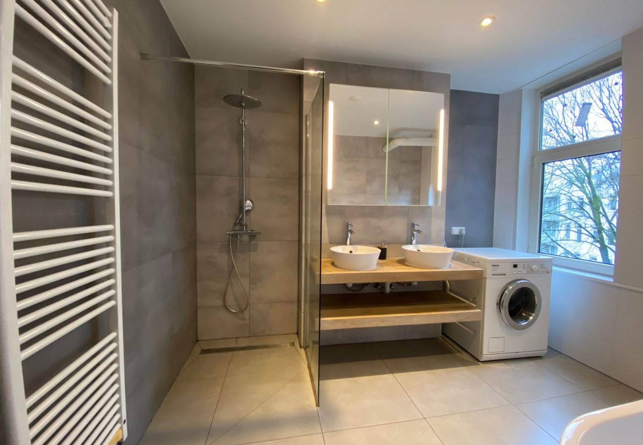 Appartement in Amsterdam - 3 BR. Apt in east with optional parking