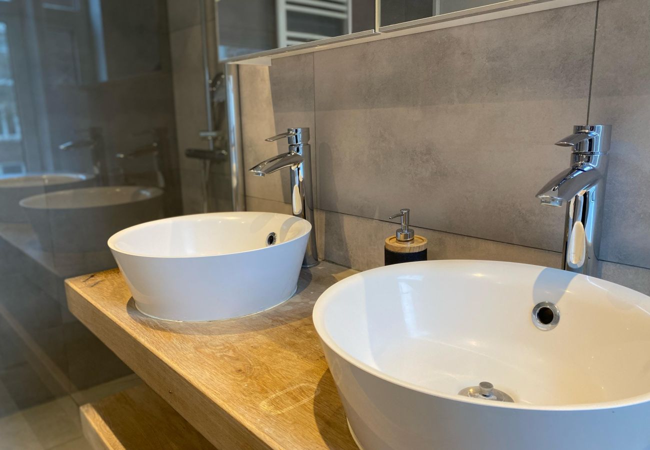 Appartement in Amsterdam - 3 BR. Apt in east with optional parking