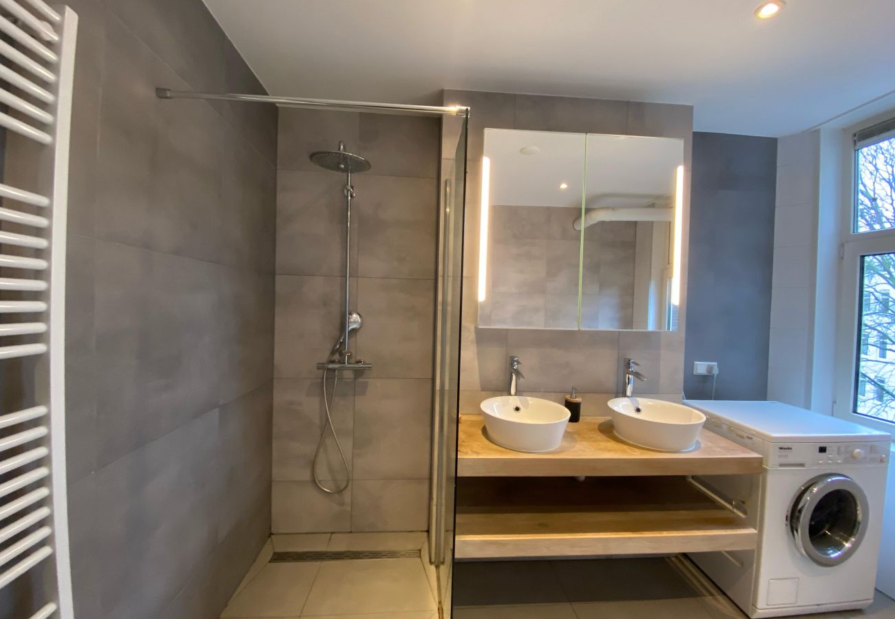 Appartement in Amsterdam - 3 BR. Apt in east with optional parking