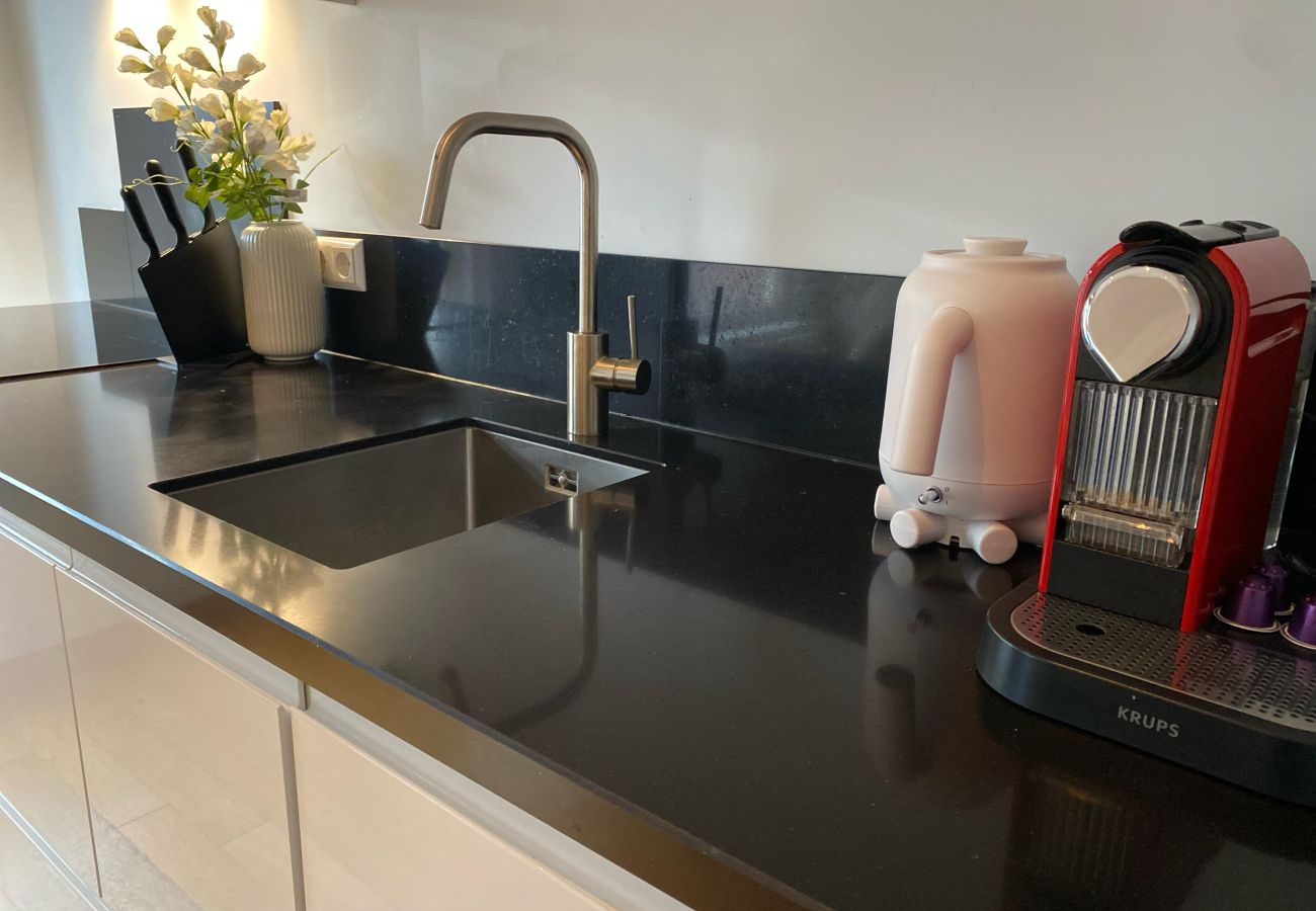 Appartement in Amsterdam - 3 BR. Apt in east with optional parking