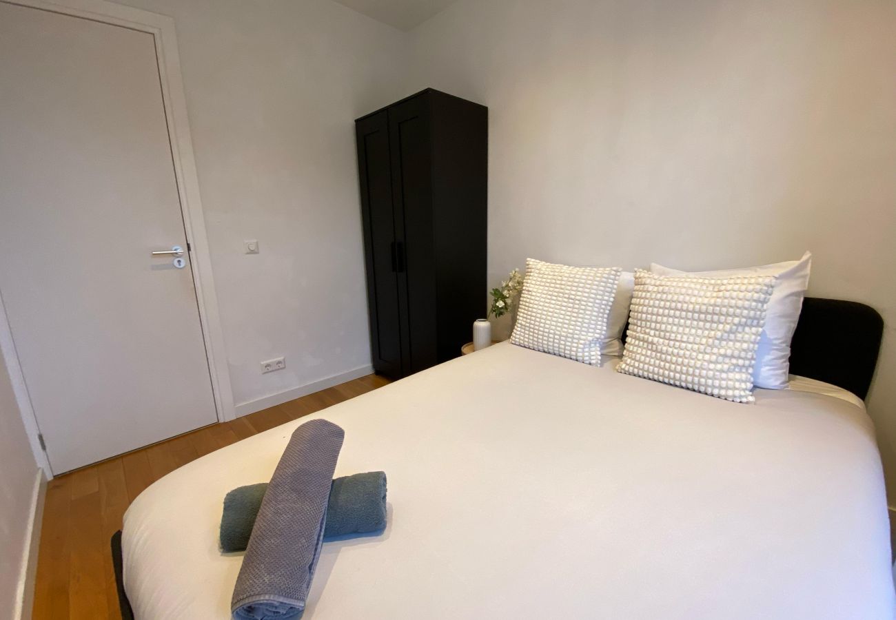 Appartement in Amsterdam - 3 BR. Apt in east with optional parking