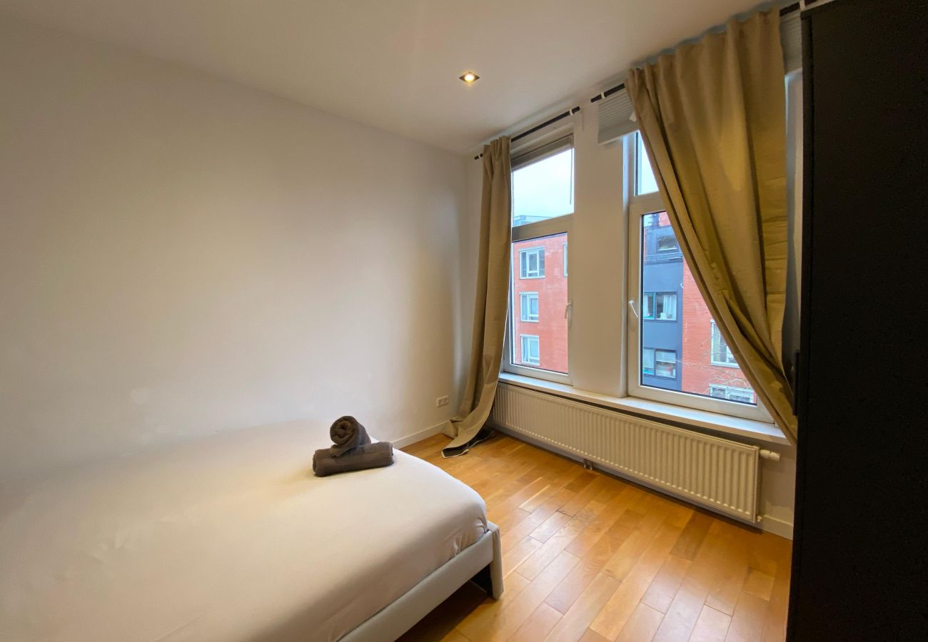 Appartement in Amsterdam - 3 BR. Apt in east with optional parking