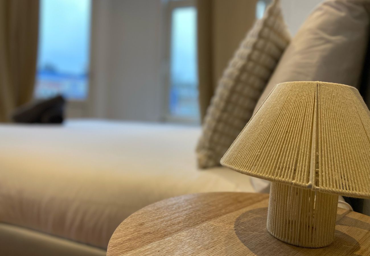 Appartement in Amsterdam - 3 BR. Apt in east with optional parking