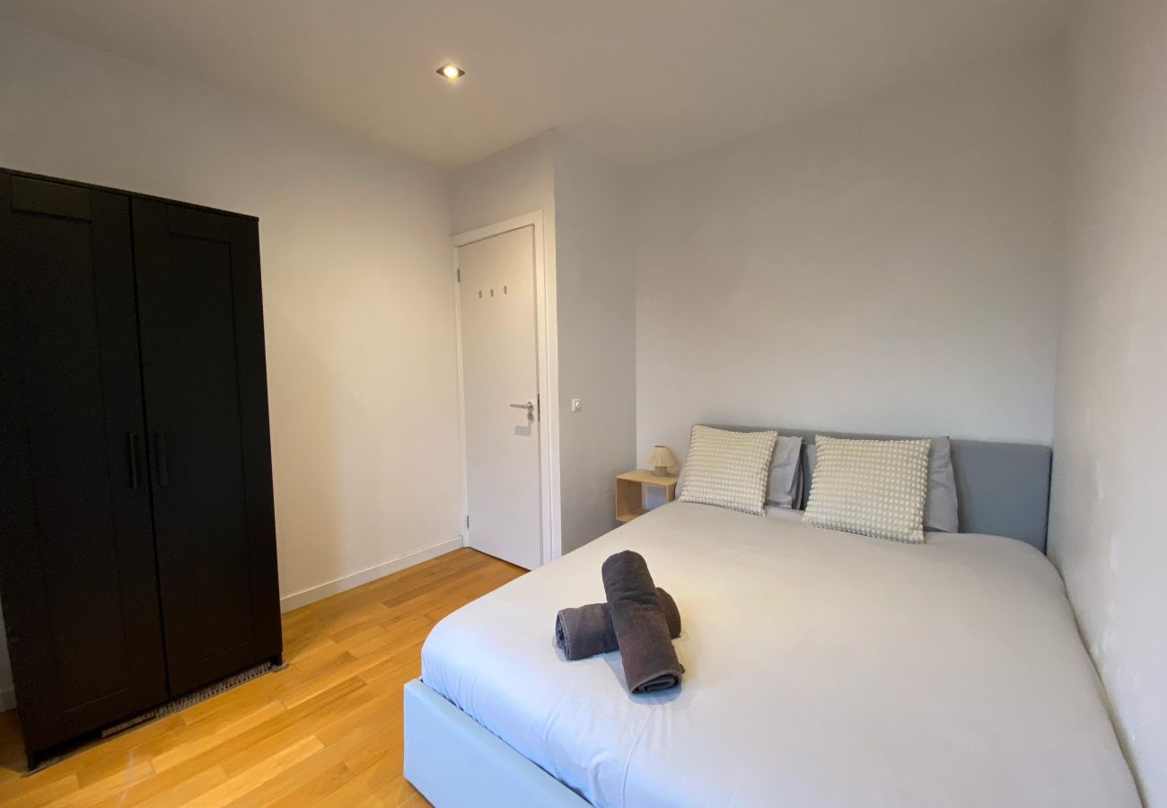 Appartement in Amsterdam - 3 BR. Apt in east with optional parking