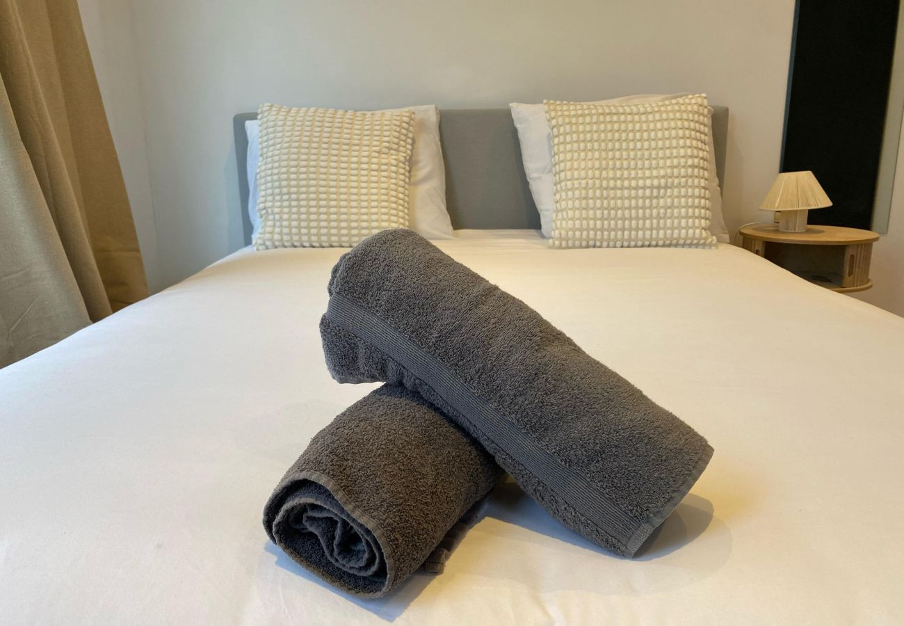 Appartement in Amsterdam - 3 BR. Apt in east with optional parking