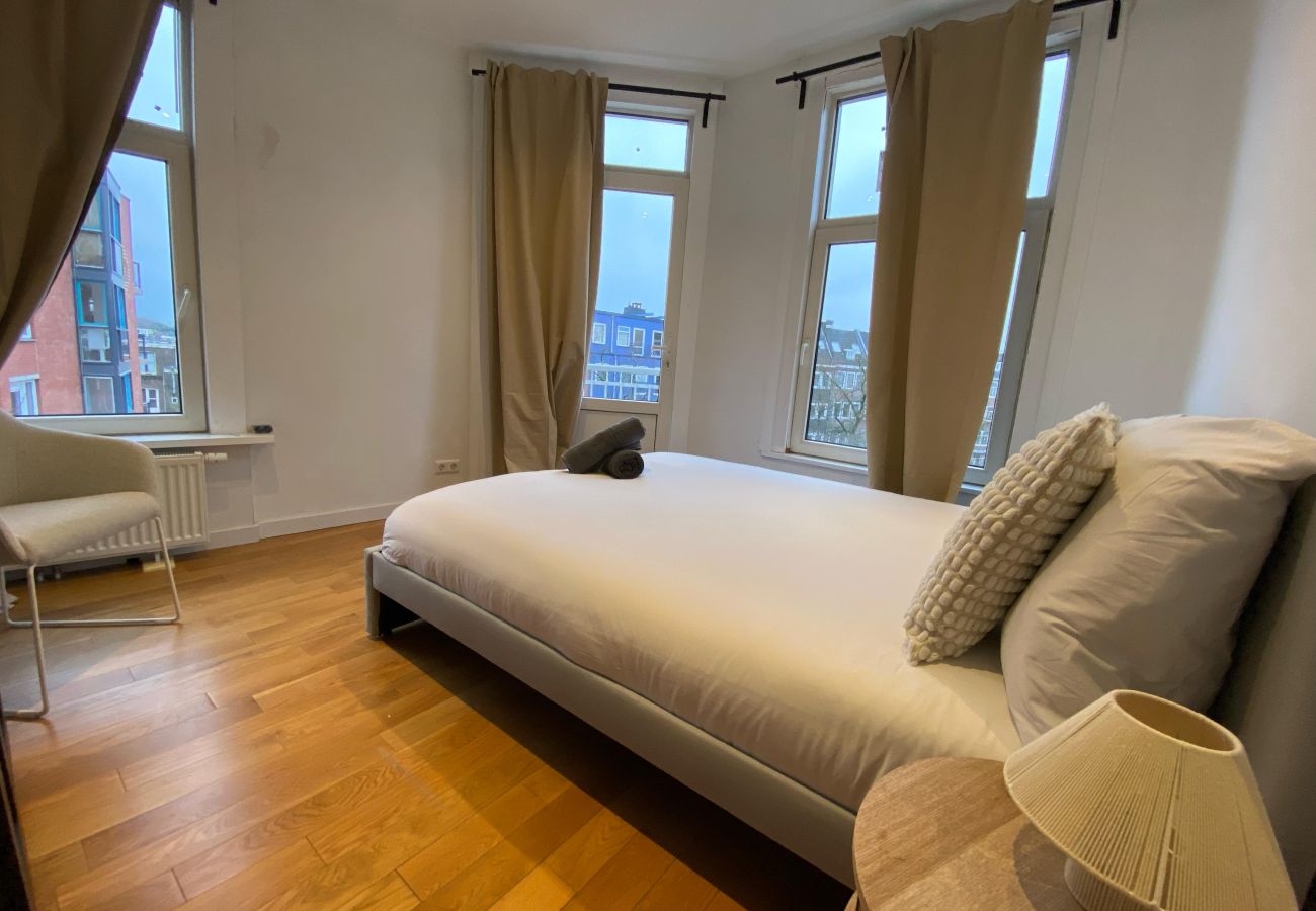 Appartement in Amsterdam - 3 BR. Apt in east with optional parking
