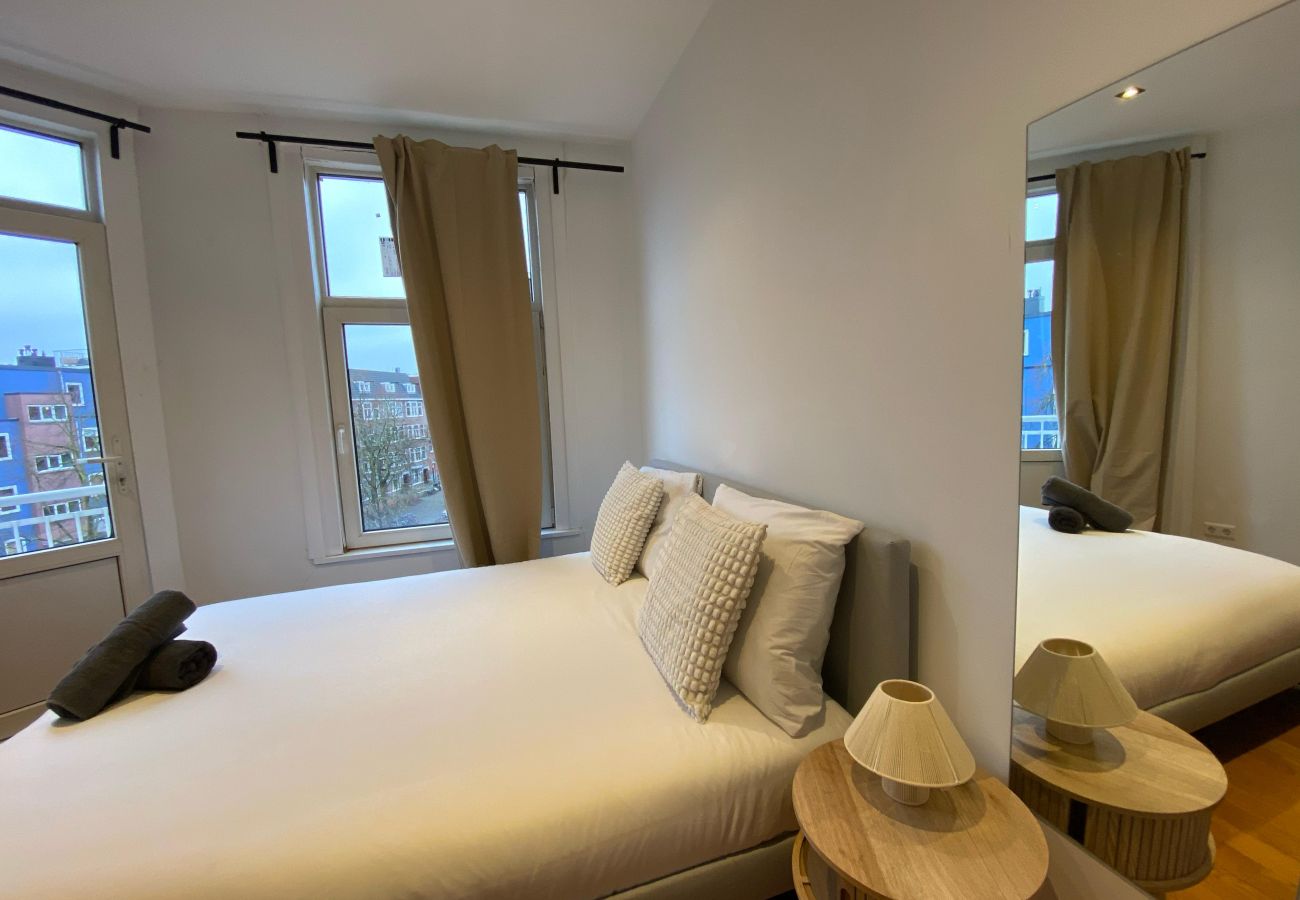 Appartement in Amsterdam - 3 BR. Apt in east with optional parking