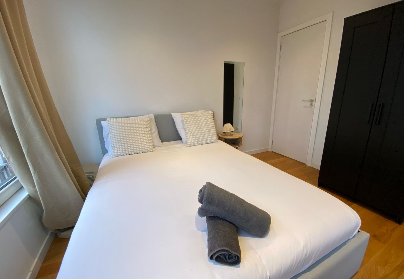 Appartement in Amsterdam - 3 BR. Apt in east with optional parking