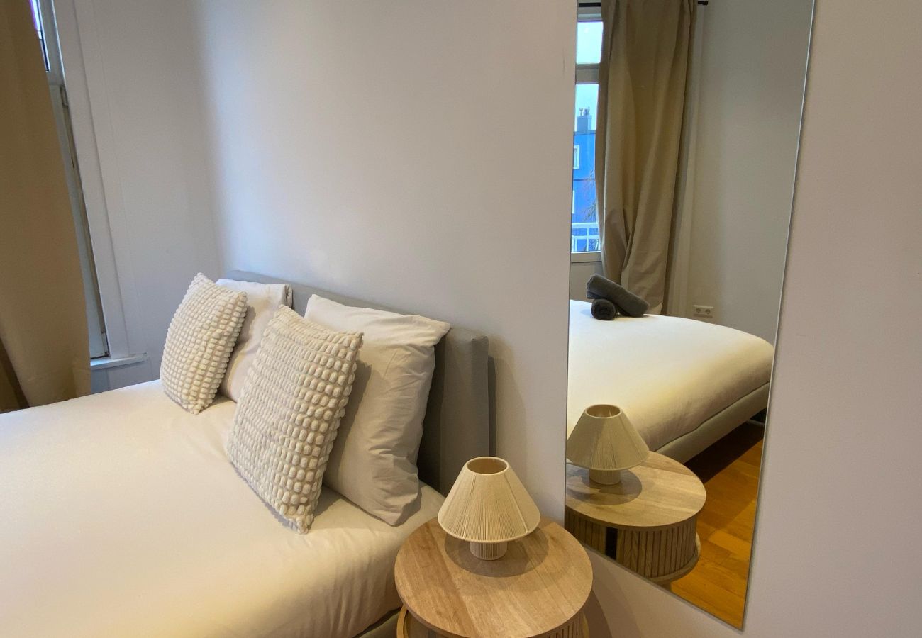 Appartement in Amsterdam - 3 BR. Apt in east with optional parking