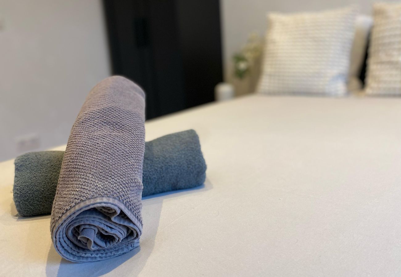 Appartement in Amsterdam - 3 BR. Apt in east with optional parking