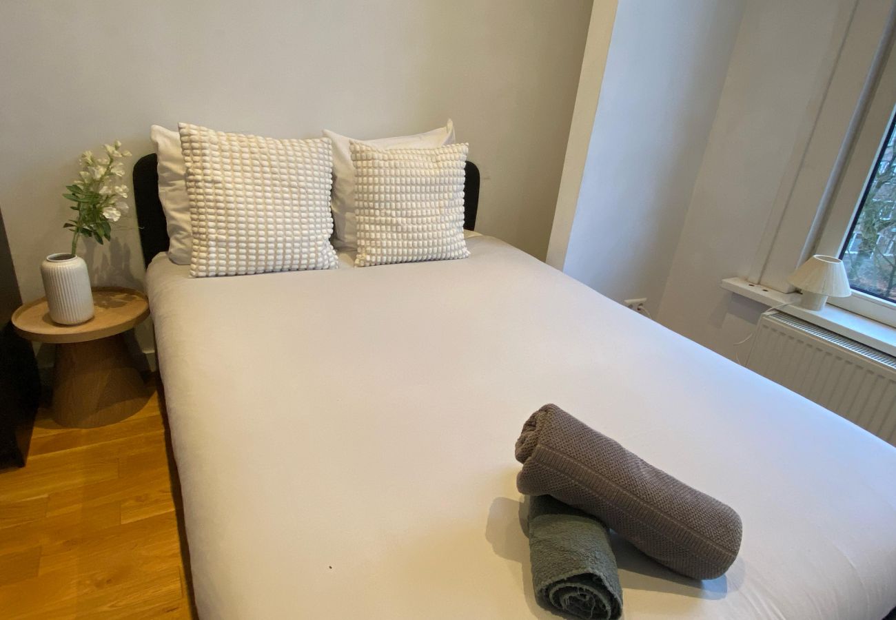 Appartement in Amsterdam - 3 BR. Apt in east with optional parking