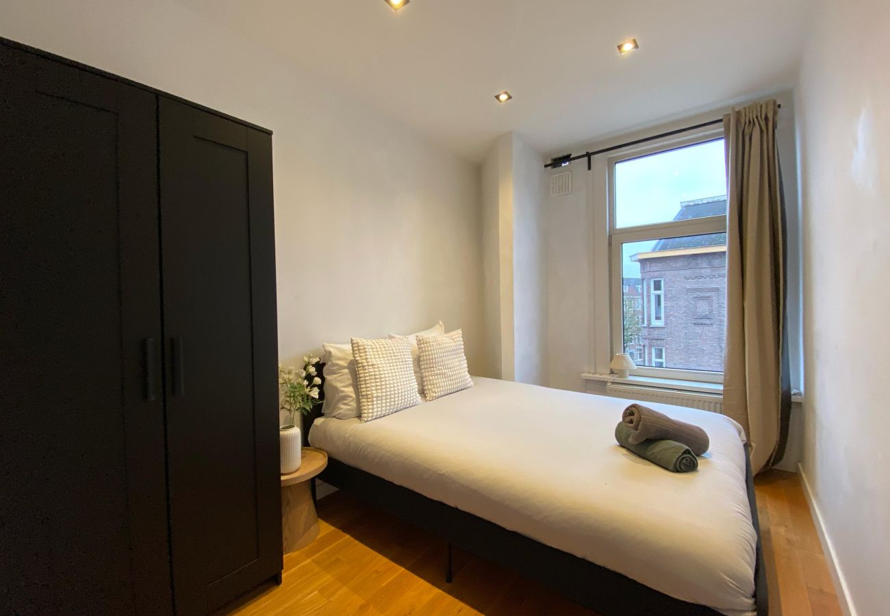 Appartement in Amsterdam - 3 BR. Apt in east with optional parking