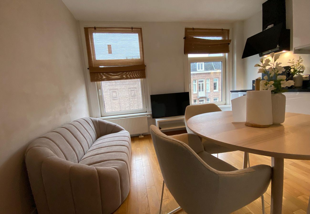 Appartement in Amsterdam - 3 BR. Apt in east with optional parking