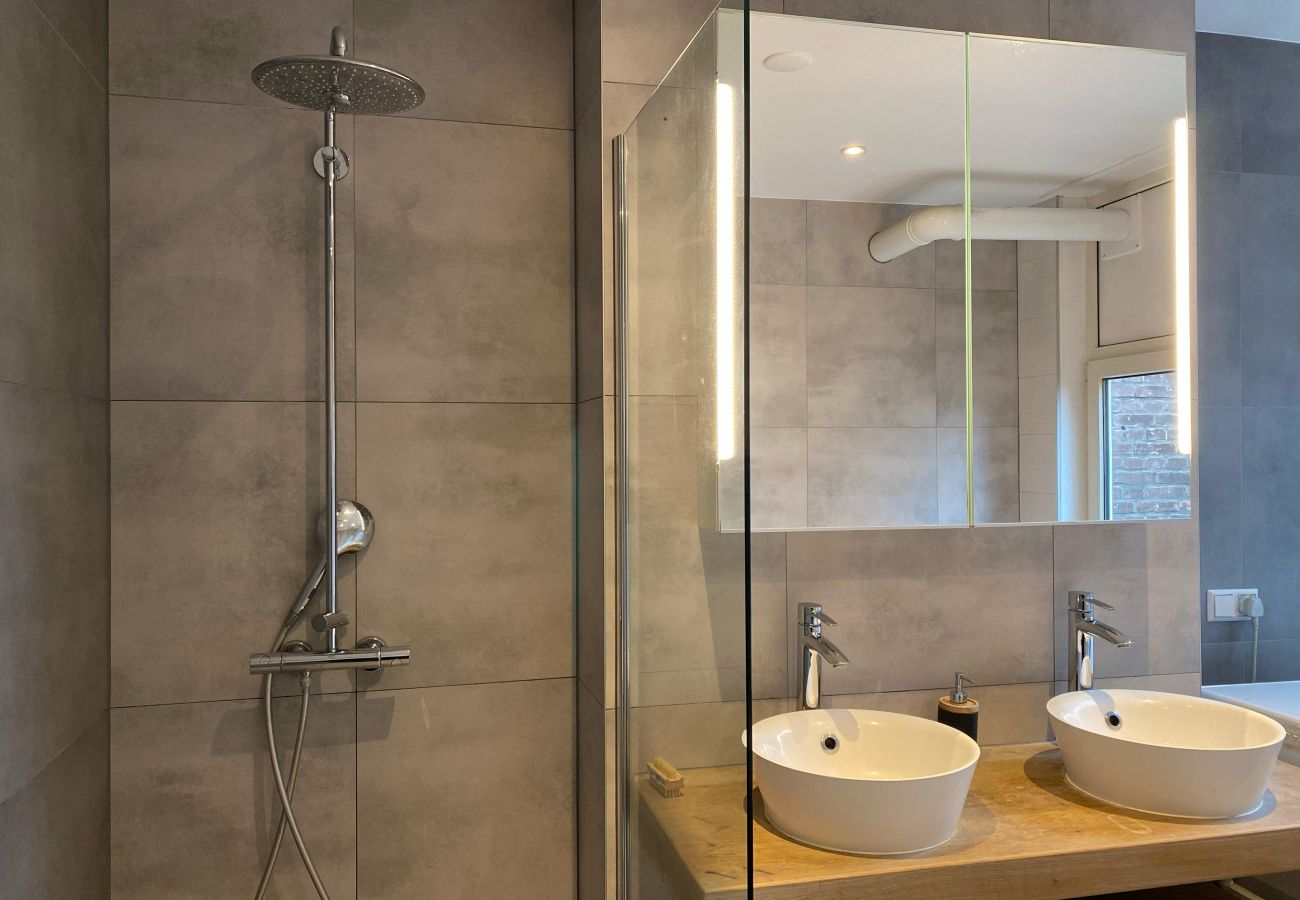 Appartement in Amsterdam - 3 BR. Apt in east with optional parking