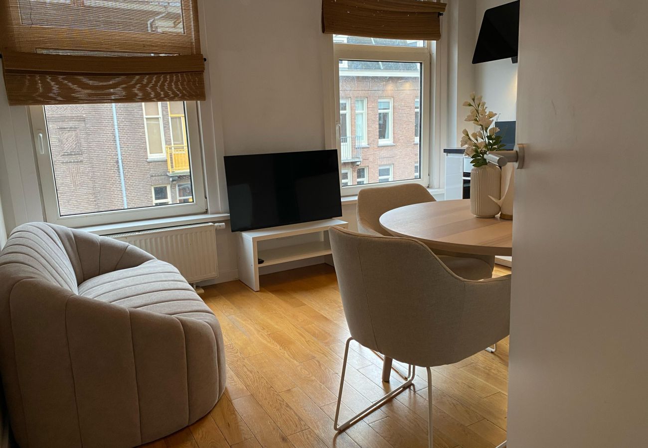 Appartement in Amsterdam - 3 BR. Apt in east with optional parking