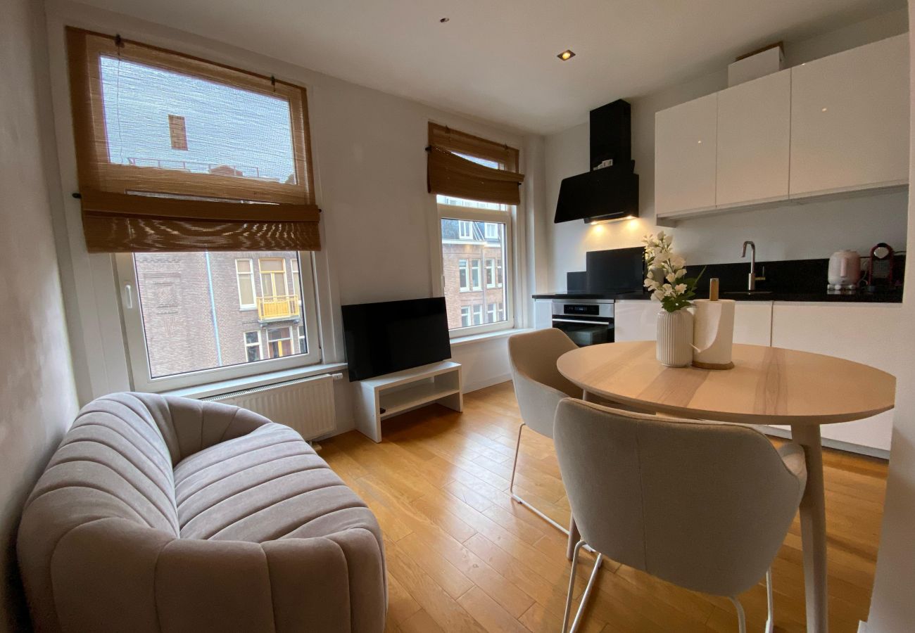 Appartement in Amsterdam - 3 BR. Apt in east with optional parking