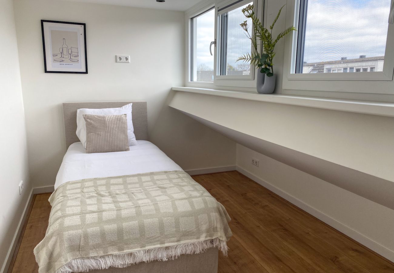 Apartment in Ouderkerk aan de Amstel - Luxury Spacious 7 bedroom / 3 bathroom apt.